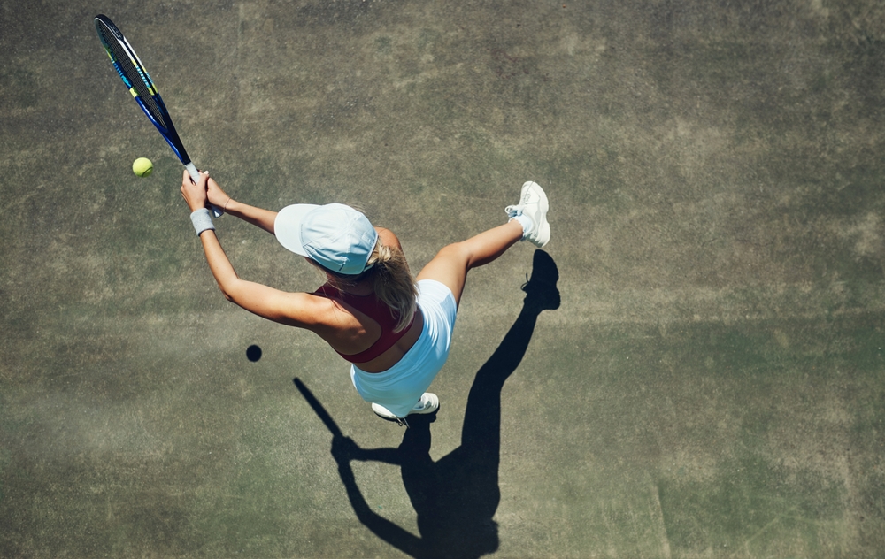 woman playing tennis